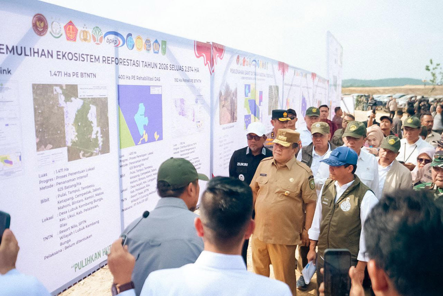 Pelaksana Tugas Gubernur Riau SF Hariyanto dan Menteri Kehutanan Raja Juli Antoni saat meninjau lokasi reforestasi di kawasan Taman Nasional Tesso Nilo.