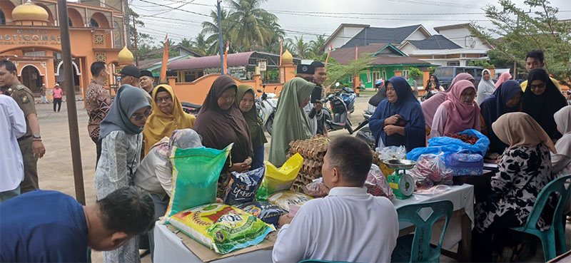 Dinas Perdagangan, Koperasi dan UMKM Kabupaten Kampar menggelar operasi pasar di Desa Lereng, Kecamatan Kuok, Kabupaten Kampar, baru-baru ini.