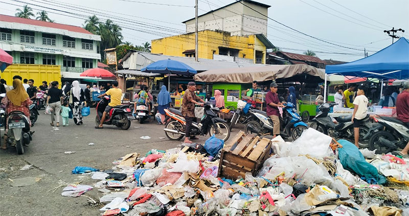Tumpukan sampah berserakkan di Pasar Lubuk Jambi Kecamatan Kuantan Mudik.  