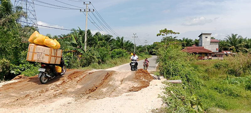 Jembatan Sungai Sinambek Rabu (4/3/2026) sudah ditimbun warga dengan tanah. Kendaraan pun sudah terlihat melintas. 
