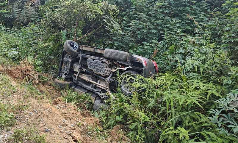Mobil yang digunakan pengedar sabu di Rohil terbalik saat kejar-kejaran dengan petugas di lapangan.