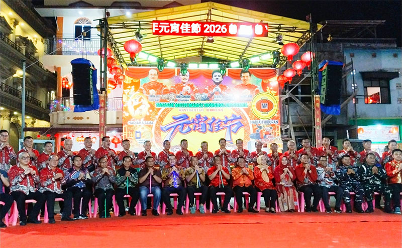 Panitia Imlek dan Cap Go Meh bersama Bupati Rohil H Bistamam, anggota DPR RI Hj Karmila dan forkopimda pada pembukaan pawai lampion di Bagansiapiapi, Selasa (3/3/2026) malam. 