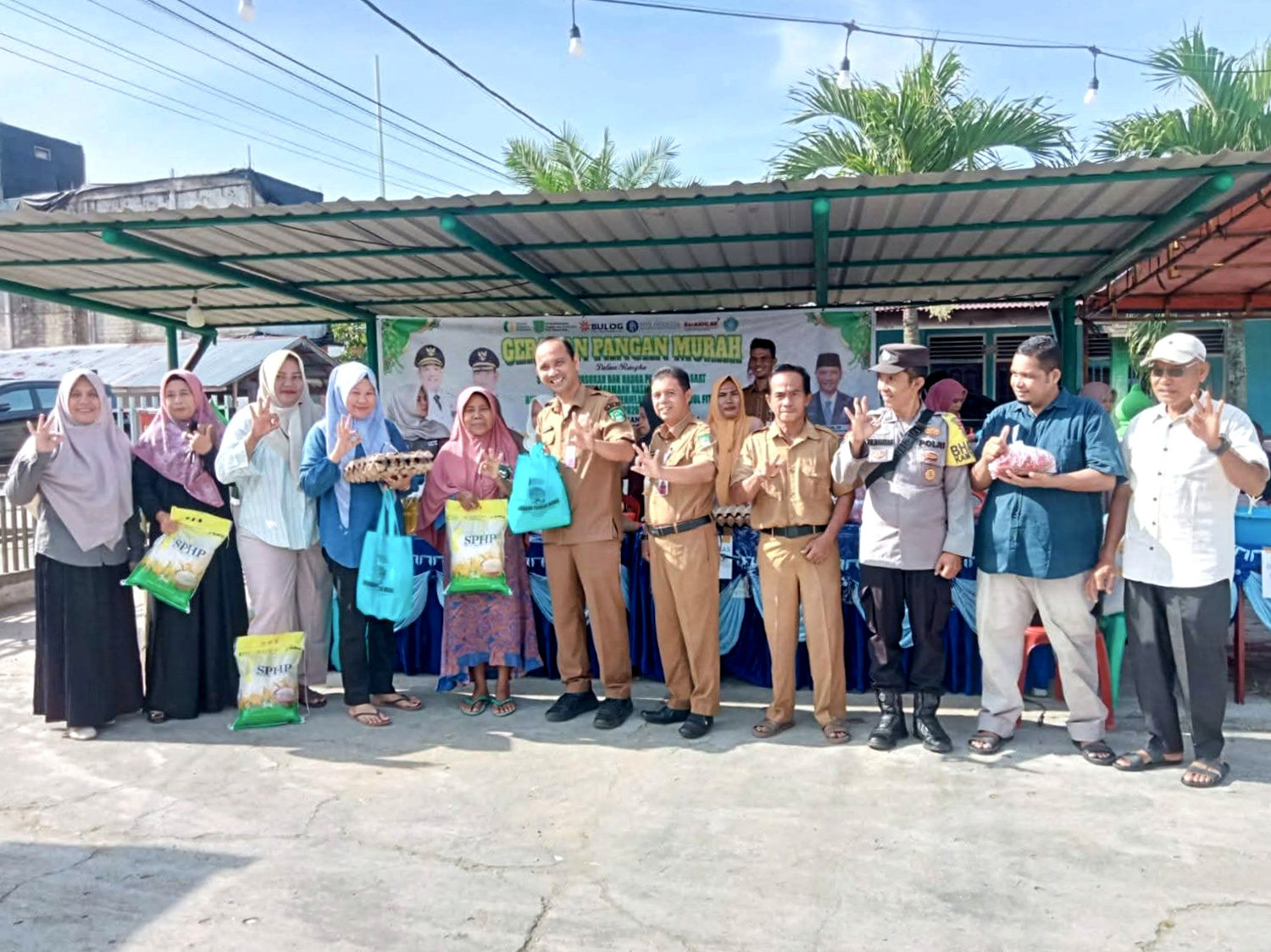  Plt Kepala DKPP Rohul Zulfikar (tengah) foto bersama dengan sejumlah masyarakat yang memanfaatkan GPM untuk mendapatkan harga pangan murah bekerja sama dengan BUMDes bertempat di Masjid Al-Jamiah.