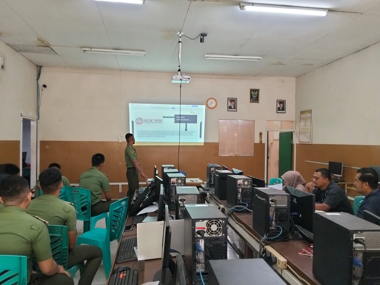 Suasana pelaksanaan seminar laporan hasil PKL siswa SMK Taruna Pekanbaru, Selasa (3/3/2026).