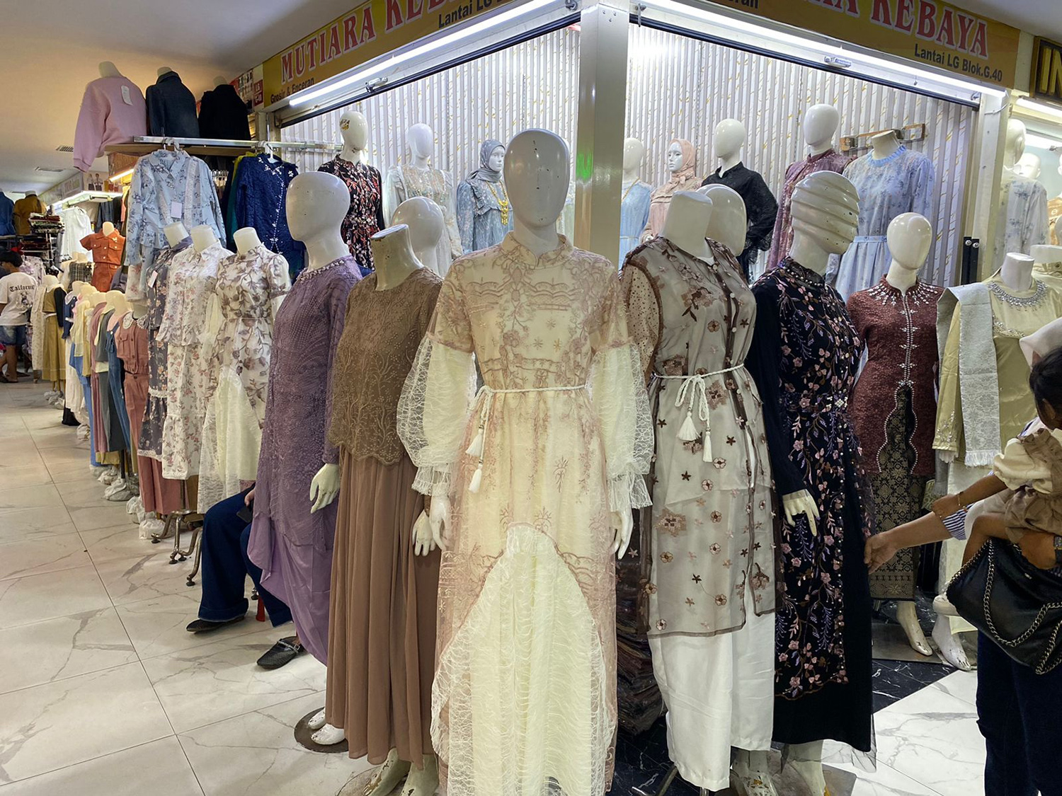 Pajangan pakaian gamis &rdquo;bini orang&rdquo; yang dijual di kawasan STC Pekanbaru menjadi primadona sebagai baju lebaran di tahun 2026 ini, Selasa (3/3/2026).
