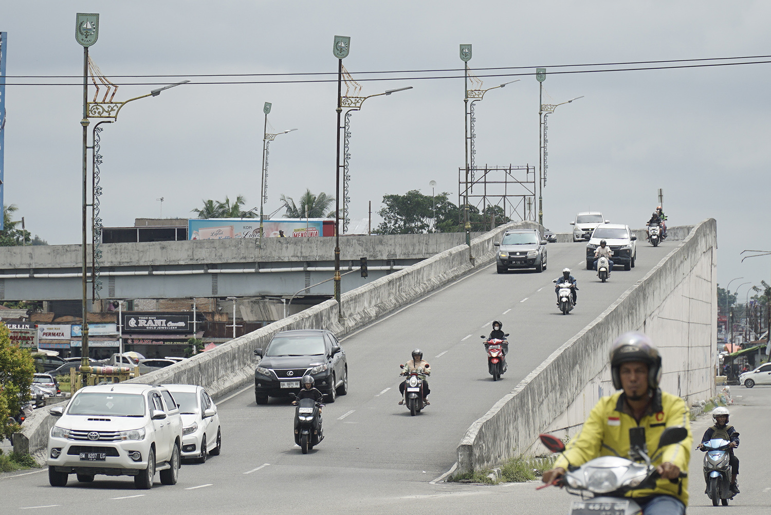Pengendara roda dua melintas di flyover Pasar Pagi Arengka, Pekanbaru, Senin (2/3/2026). Dishub Pekanbaru akan mengkaji penambahan rambu di flyover pasca-tewasnya pengendara roda dua yang kecelakaan.