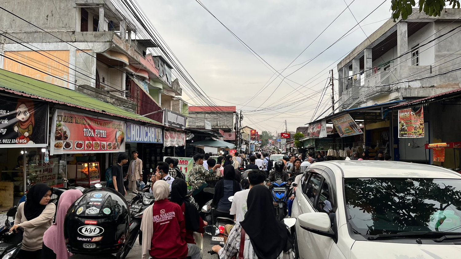  Kemacetan di Jalan Binakrida, Kelurahan Simpang Baru, Kecamatan Binawidya akibat aktivitas jual beli menu takjil di pinggir kiri kanan jalan, Selasa (3/3/2026) sore.