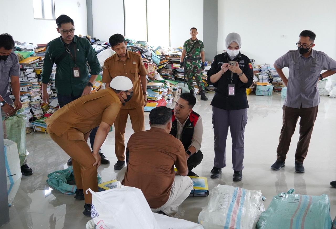 Tim Pidsus Kejari Siak melakukan penggeledahan di Kantor Unit Kerja Pengadaan Barang/Jasa di Kompleks Perkantoran Tanjung Agung, Kecamatan Mempura, Kabupaten Siak, Selasa (3/3/2026).