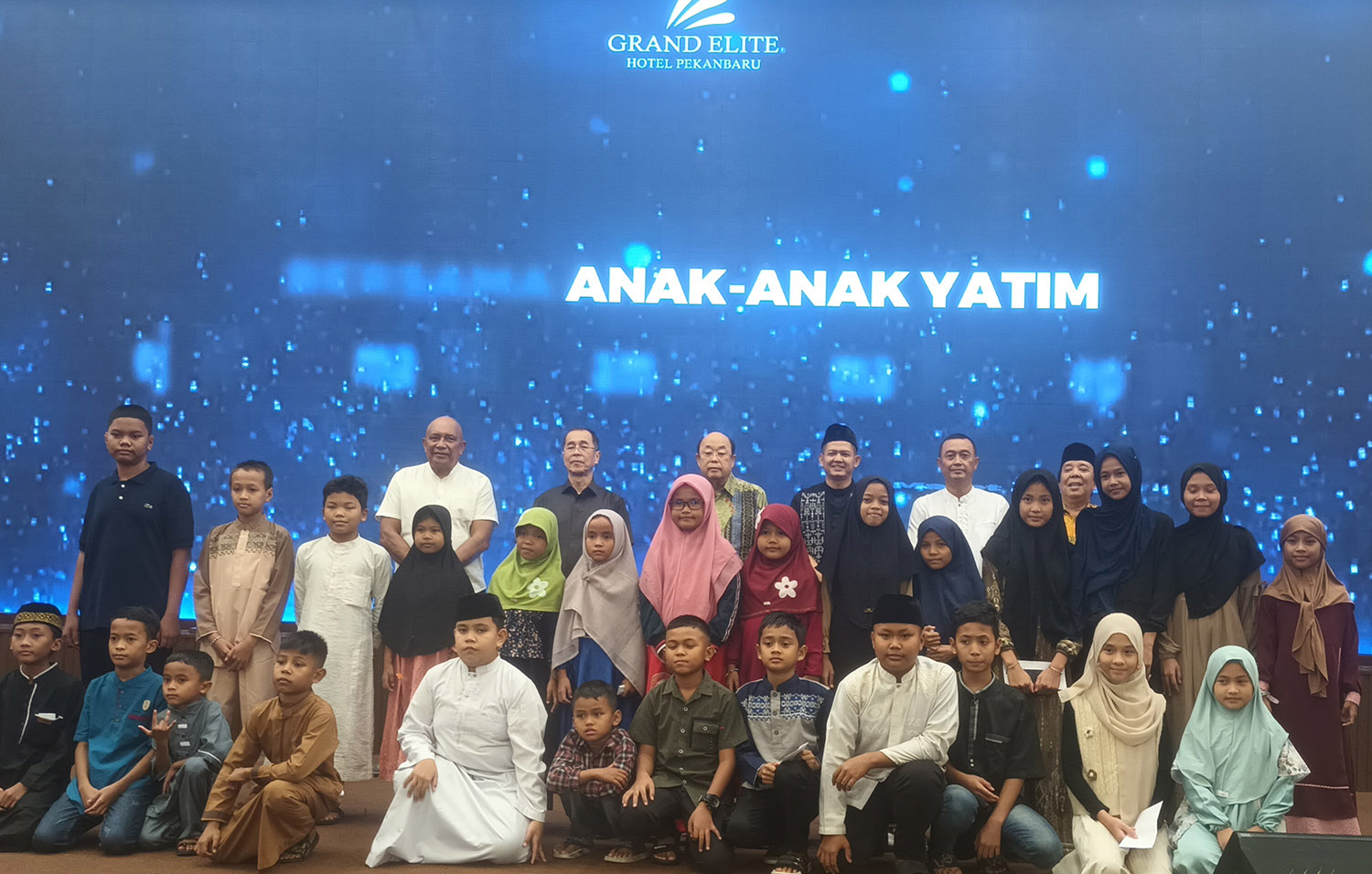 Jajaran Direksi dan Manajemen Grand Elite Hotel Pekanbaru foto bersama anak yatim yang berasal dari lingkungan sekitar hotel,  Senin (2/3/2026). 