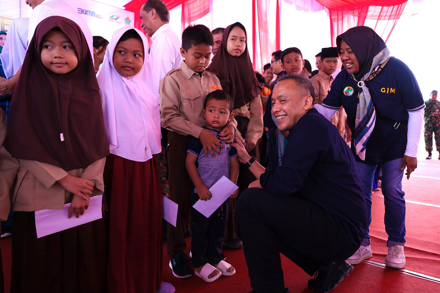 Direktur Utama (Dirut) PTPN IV PalmCo Jatmiko K Santosa foto bersama anak-anak, beberapa waktu lalu. 