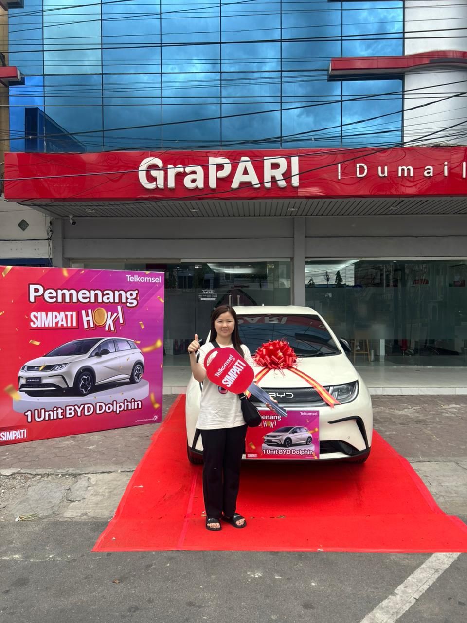 Pelanggan setia Telkomsel asal Dumai Sulyani memenangkan hadiah utama satu unit mobil listrik BYD Dolphin dalam program Simpati Hoki, Senin (3/3/2026).