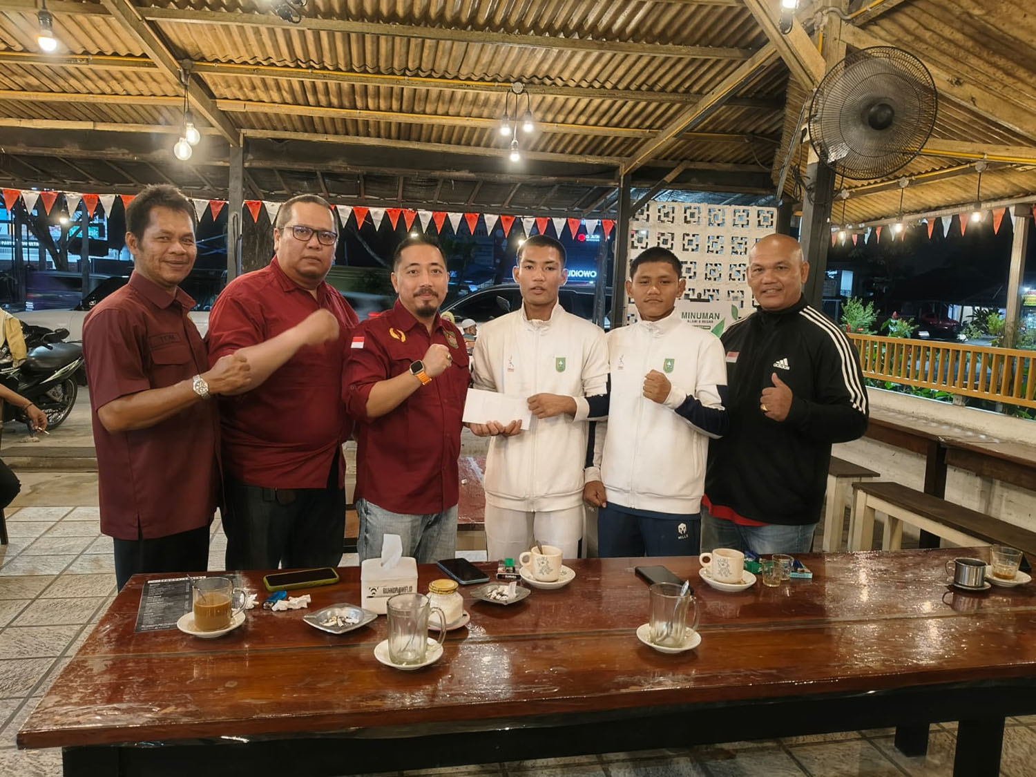 Petinju Pekanbaru Zulfandi Ardiansyah (tiga kanan) dan pelatih Darman Hutauruk (kanan) ber&shy;foto bersama Plt Ketua Pertina Pekanbaru Bob Wen&shy;driyanto yang didampingi Ketua Harian Herly Aldino dan Wakil