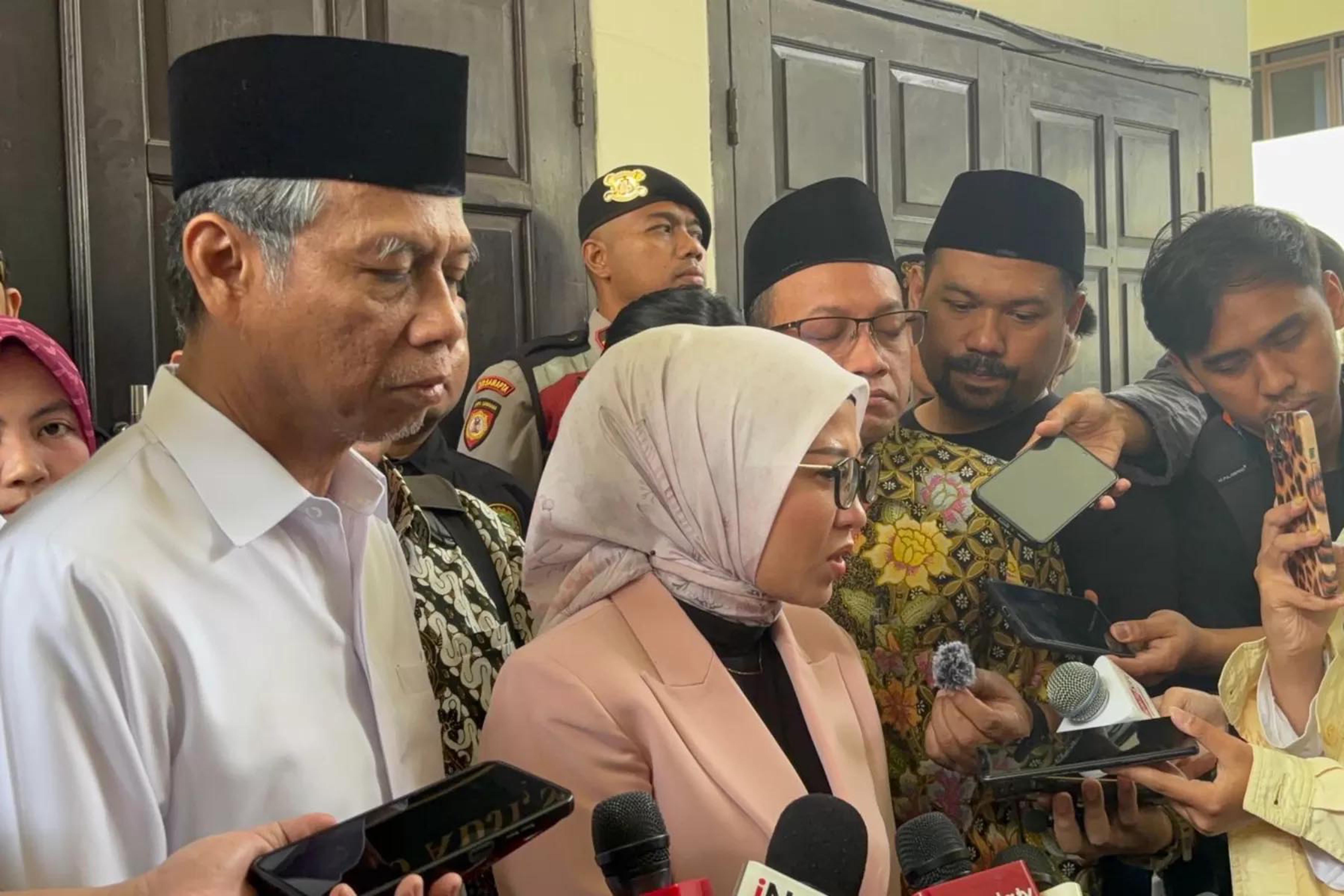  Wakil Ketua Umum PBNU KH Amin Said Husni mendampingi  Pengacara Yaqut Cholil Qoumas Melissa Anggraini saat memberi keterangan kepada wartawan di Pengadilan Negeri Jakarta Selatan, 