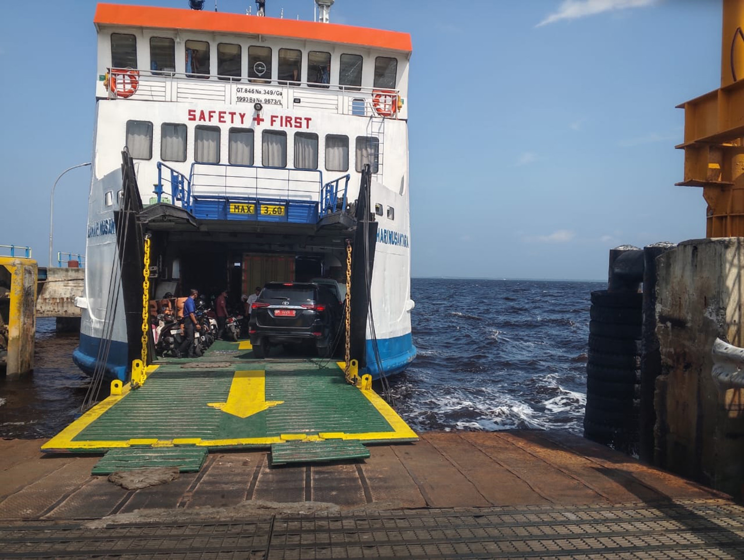 Satu unit kapal Ro-Ro Bahari Nusantara yang batal masuk lintasan akibat masih dalam proses docking di Pakning, Bengkalis. Foto diambil beberapa waktu lalu. 