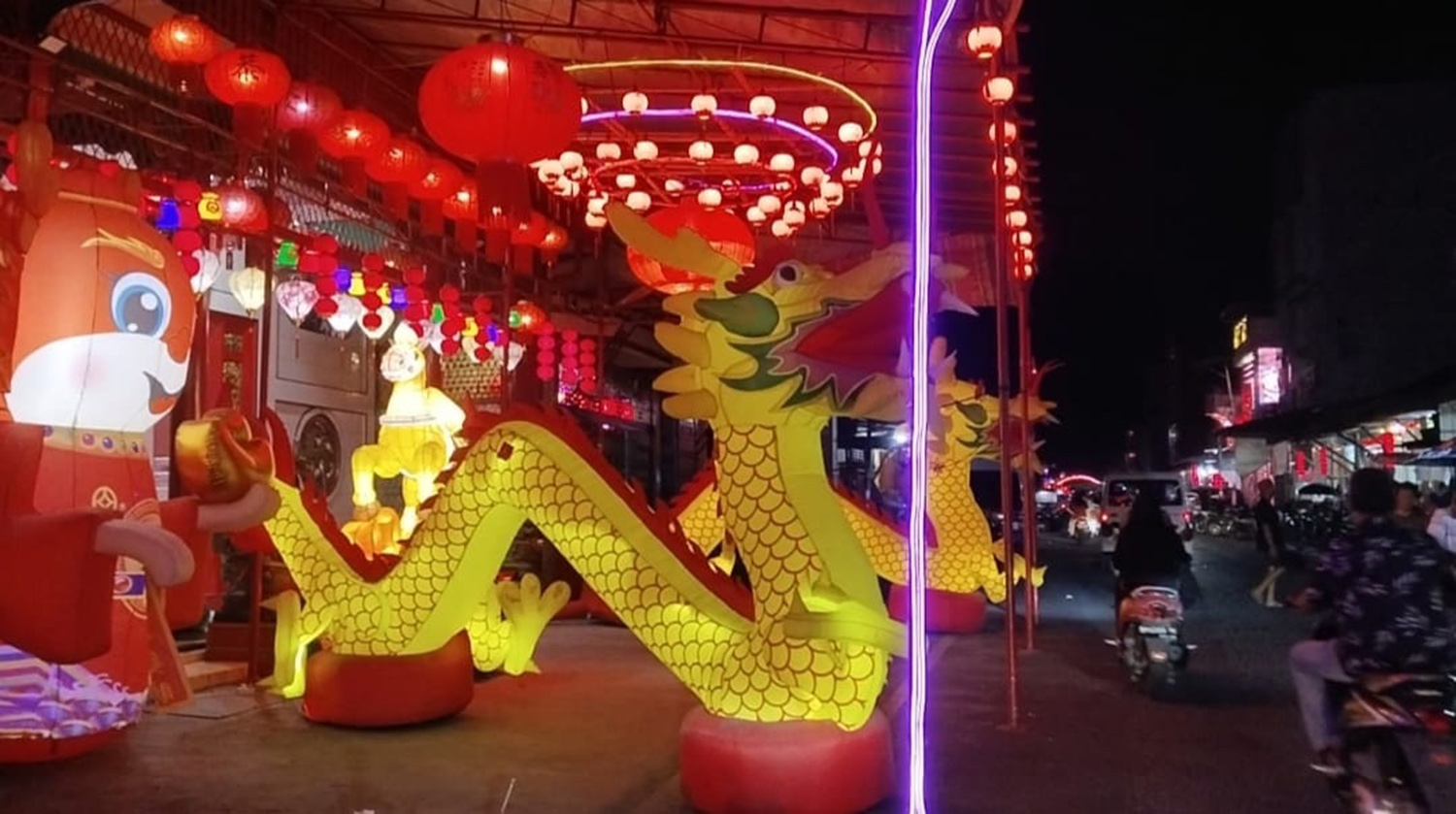 Keberadaan lampion menarik perhatian warga di Jalan Perdagangan Kelurahan Bagan Barat, Bangko, Rohil, Senin (2/3/2026) malam. 