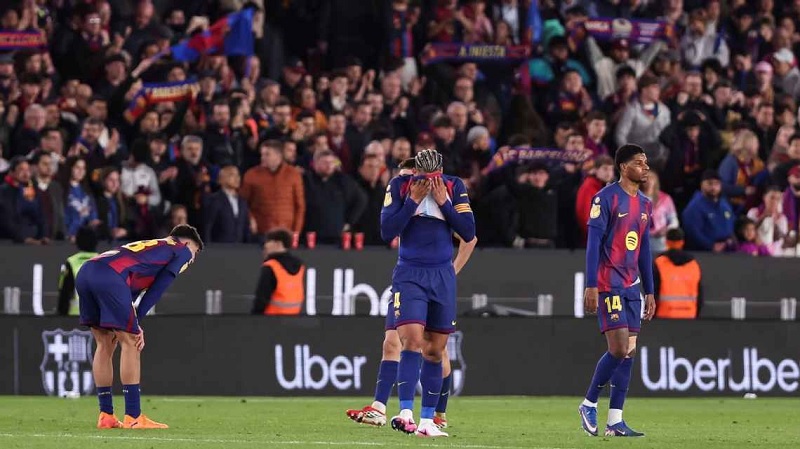 Para pemain Barcelona bereaksi setelah upaya comeback mereka melawan Atletico Madrid di Copa del Rey gagal. 