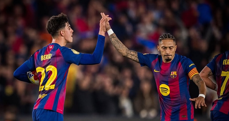 Kapten Barcelona Raphinha (kanan) dan Marc Bernal melakukan selebrasi usai membobol gawang Atletico Madrid pada semifinal leg 2 Copa del Rey. Meski menang 3-0, Barcelona tetap gagal ke final.