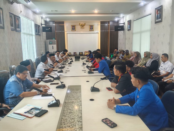 Komisi IV DPRD Bengkalis menggelar hearing bersama organisasi mahasiswa terkait beasiswa yang setiap tahun mengalami penurunan di ruang komisi IV DPRD Bengkalis, Rabu (4/3/2026).