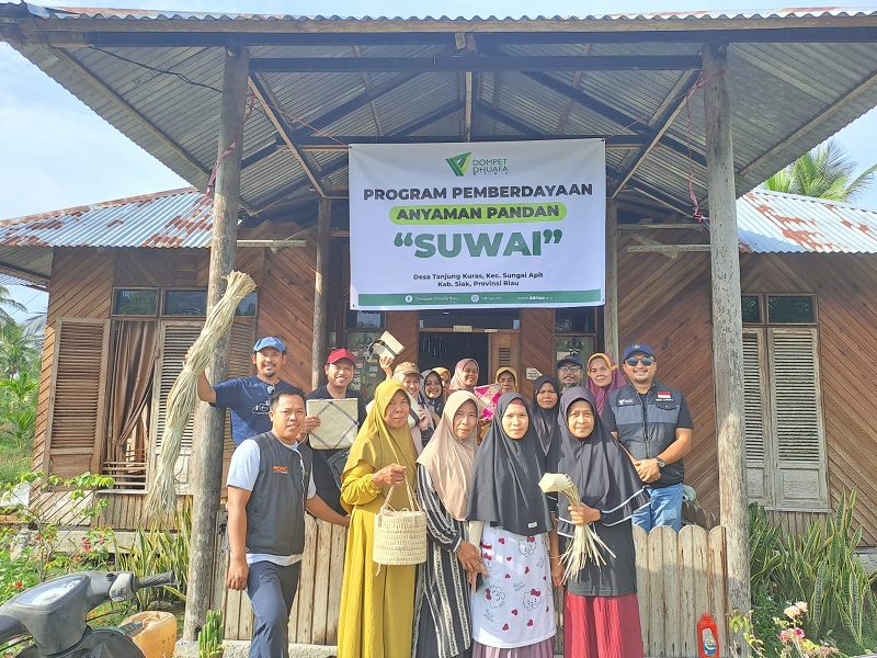 Foto bersama seluruh penerima manfaat program SUWAI &amp; pengurus Dompet Dhuafa Riau.  