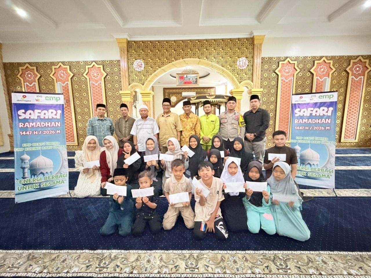 Korinci Baru Limited bersama pengurus masjid dan anak yatim saat melakukan Safari Ramadhan di Desa Lubuk Ogong, Bandar Sei Kijang, Pelalawan.