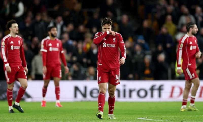 Para pemain Liverpool bereaksi setelah kebobolan gol dari Wolves dalam kekalahan 2-1 di Liga Premier. 