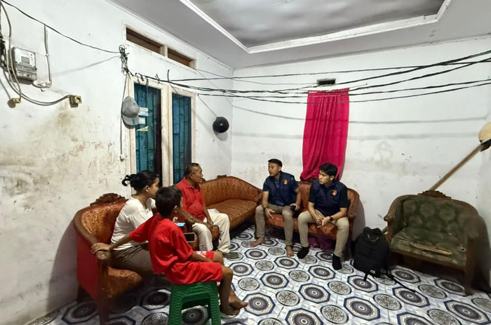 Penyidik dari Ditreskrimum Polda Riau saat mendatangi keluarga diduga korban scam Kamboja, di Siak, baru-baru ini.