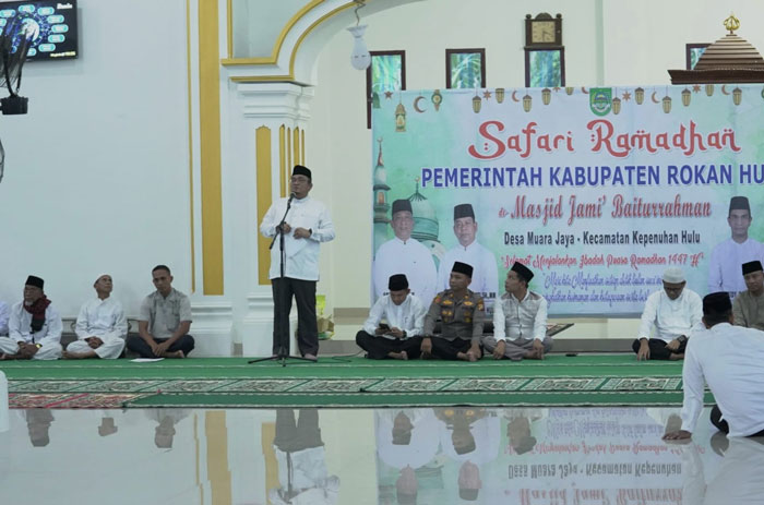 Sekda Rohul Muhammad Zaki mewakili Bupati Rohul Anton memberikan arahan saat Safari Ramadan Pemkab Rohul di di Masjid Jami' Baiturrahman, Desa Muara Jaya, Kecamatan Kepenuhan Hulu, Rabu (4/3/2026)