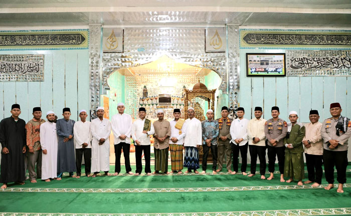 Wabup Rohul H Syafaruddin Poti (sembilan dari kiri) foto bersama usai Safari Ramadan di Masjid Fastabiqul Khairat Desa Sontang, Kecamatan Bonai Darussalam, Rabu (4/3/2026) malam. 