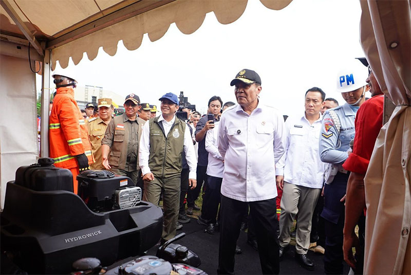 Menko Polkam Djamari Chaniago saat meninjau peralatan pemadam Karhutla, Kamis (5/3/2026).