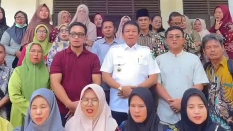 Wabup Inhu Ir H Hendrizal MSI foto bersama dengan majelis guru SMPN 2 Batang Peranap, Kamis (5/3/2206) 