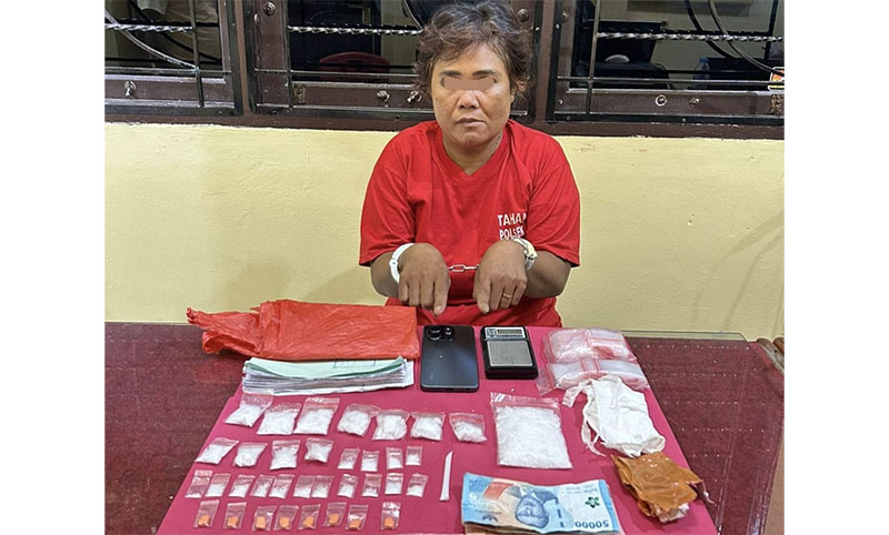 Tersangka SR alias Siti saat diamankan di Polsek Lirik, Kamis (5/3/2026). 