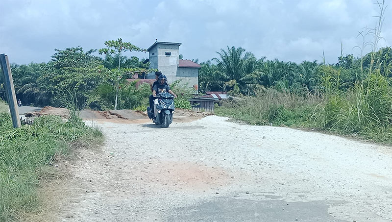 Kondisi Jembatan Sungai Sinambek  terlihat lancar dilalui pengendara. Baik roda dua maupun roda empat dan truk meski bergelombang.