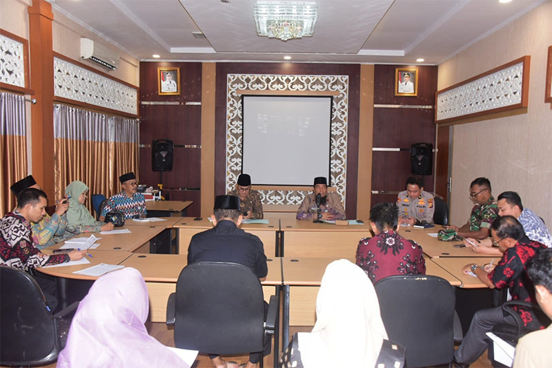 Staf ahli Bupati Andris Wasono memimpin rapat persiapan pawai Idulfitri di ruang rapat kantor Bupati Bengkalis, Kamis (5/3/2026).