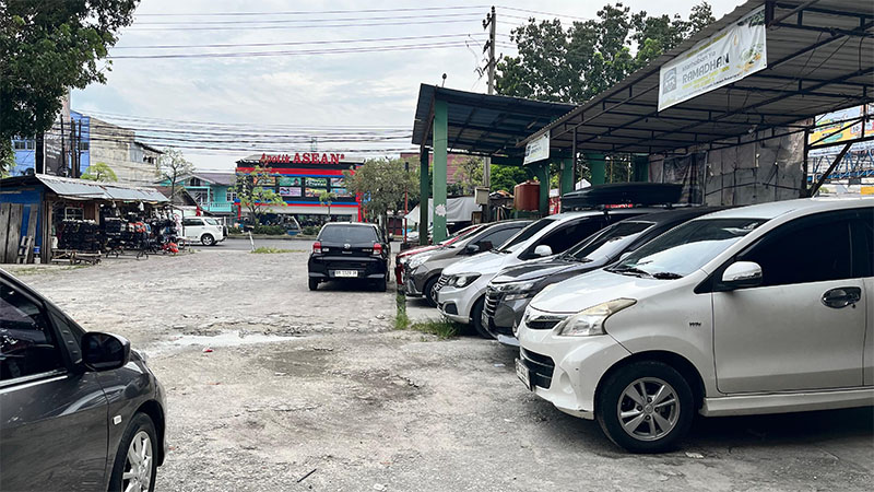 Unit usaha rental mobil di kawasan Jalan HR Soebrantas, Simpang Baru, Kecamatan Tuah Madani, bernama Mitra Panam Rental, Kamis (5/3/2026).  