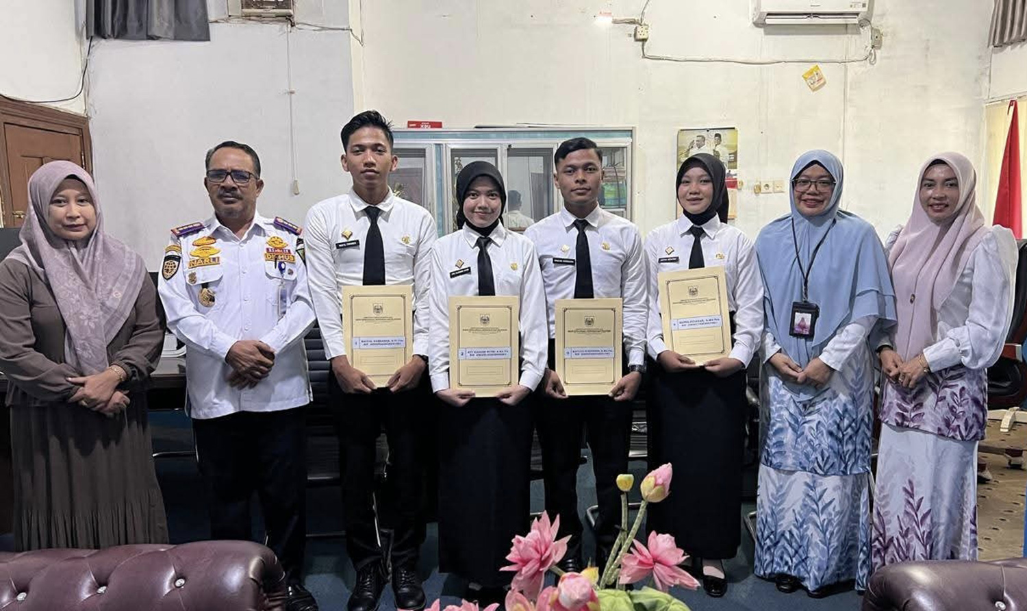 Plt Kadishub Rohul Minarli Ismail (dua kiri) foto bersama usai menyerahkan SK CPNS formasi tahun 2025 kepada 4 lulusan ikatan dinas STTD di ruang kerja Plt Kadishub Rohul, Selasa (3/3/2026) siang.  