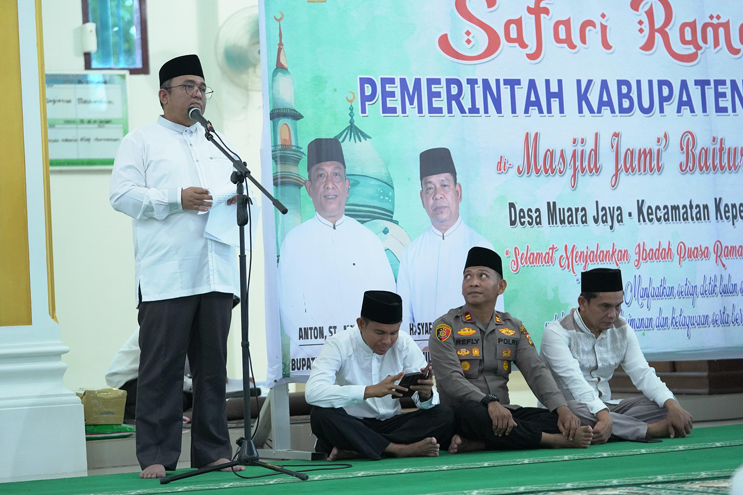  Sekdakab Rohul Muhammad Zaki SSTP MSi memberikan arahan saat membaca sambutan Bupati Rohul dalam kunjungan Safari Ramadan Pemkab Rohul di Masjid Jami&rsquo; Baiturrahman Desa Muara Jaya.