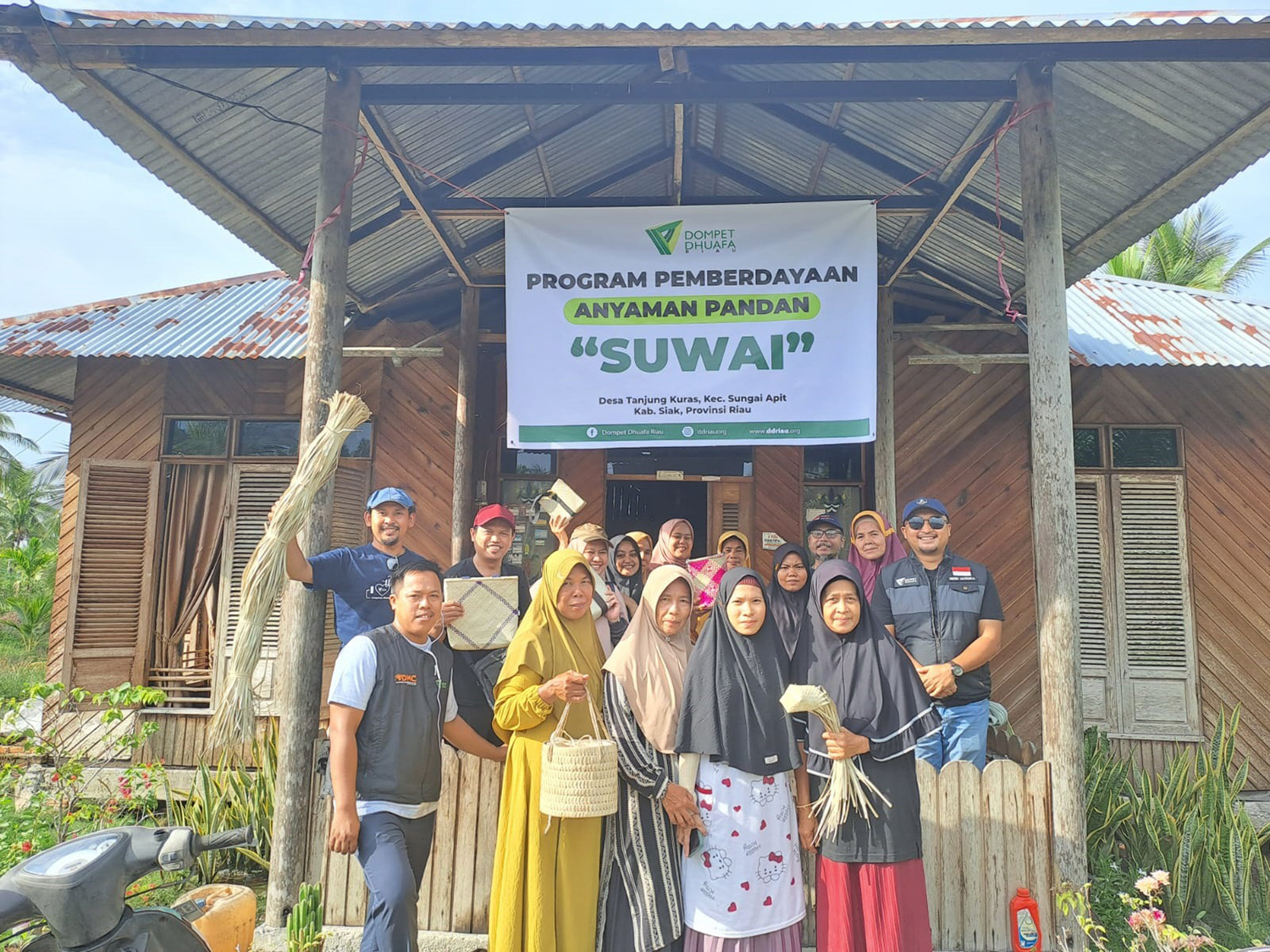 Pengurus Dompet Dhuafa Riau berfoto bersama dengan para penerima manfaat program pemberdayaan anyaman pandan suwai, beberapa waktu lalu.
