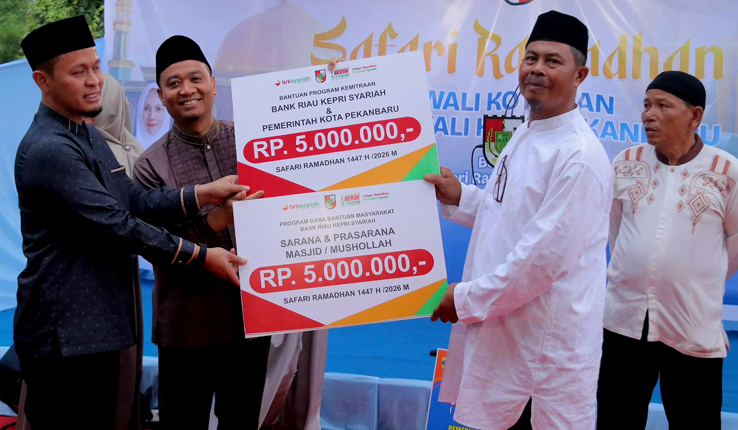 Wali Kota Pekanbaru Agung Nugroho dan Wawako Markarius Anwar menyerahkan bantuan ke pengurus masjid saat Safari Ramadan di Masjid Al Fajariyah di Kecamatan Limapuluh, Selasa (3/3/2026) malam.