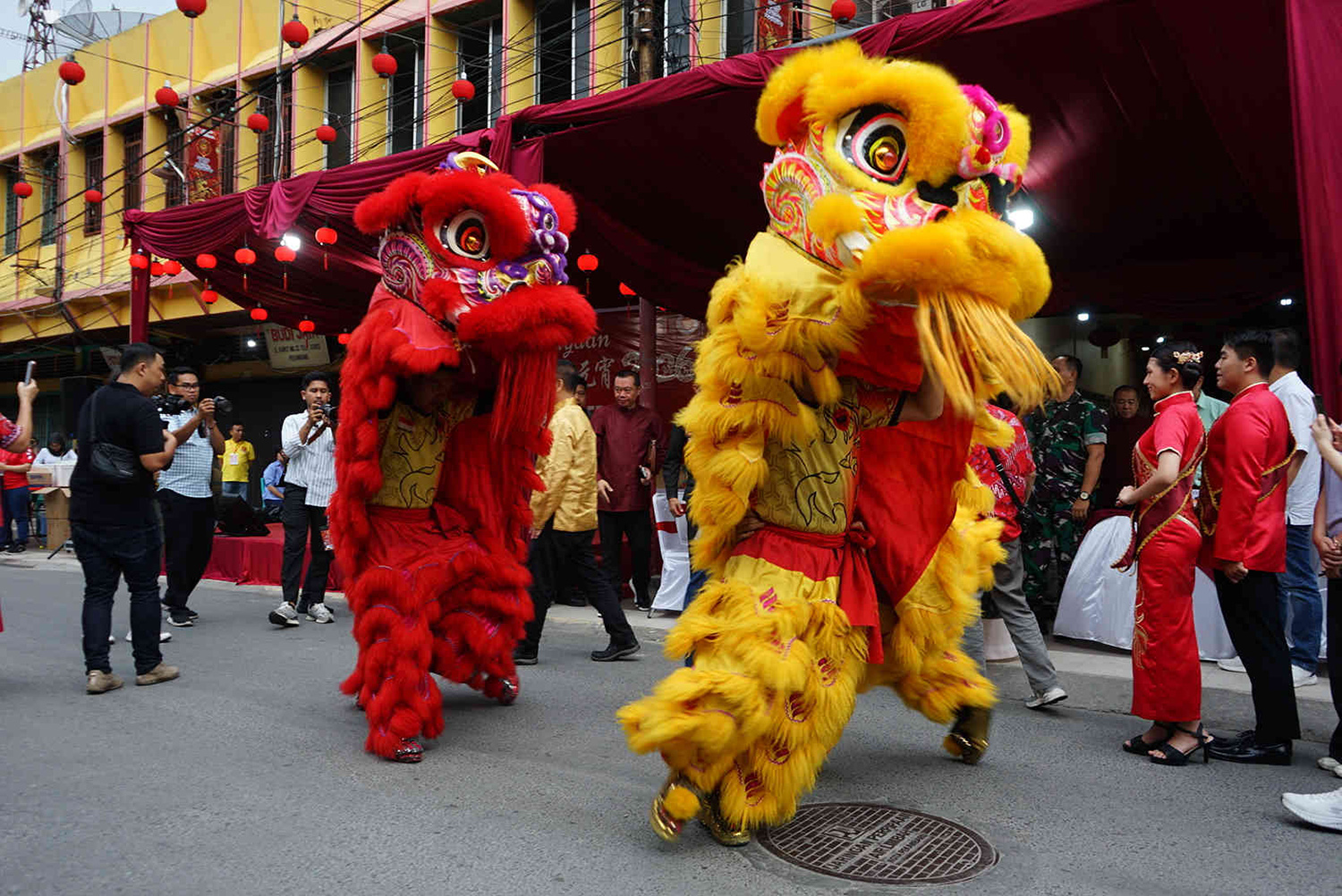 Barongsai : Penampilan Barongsai saat Perayaan Cap Go Meh dan Buka Puasa Bersama di Jalan Karet Pekanbaru, Selasa (3/3/2026). 