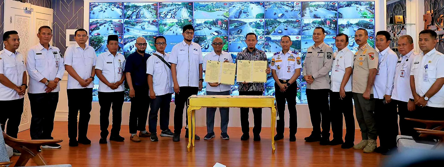  Wali Kota Pekanbaru Agung Nugroho beserta jajaran foto bersama dengan Ketua BPW APJII Riau Trio Gunawan beserta jajaran  usai menandatangani MoU program 1.000 titik WiFi gratis, Rabu (4/3/2026).