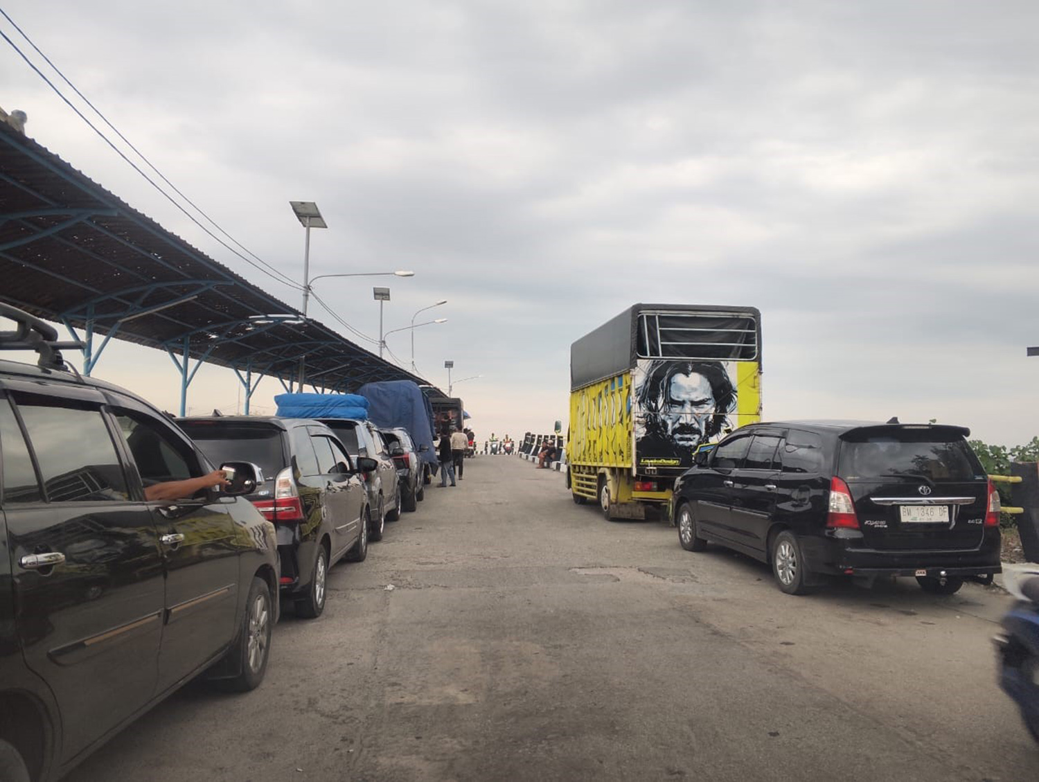 Puluhan kendaraan antre di dermaga untuk menyeberang menuju Pulau Bengkalis, Rabu (4/3/2026).