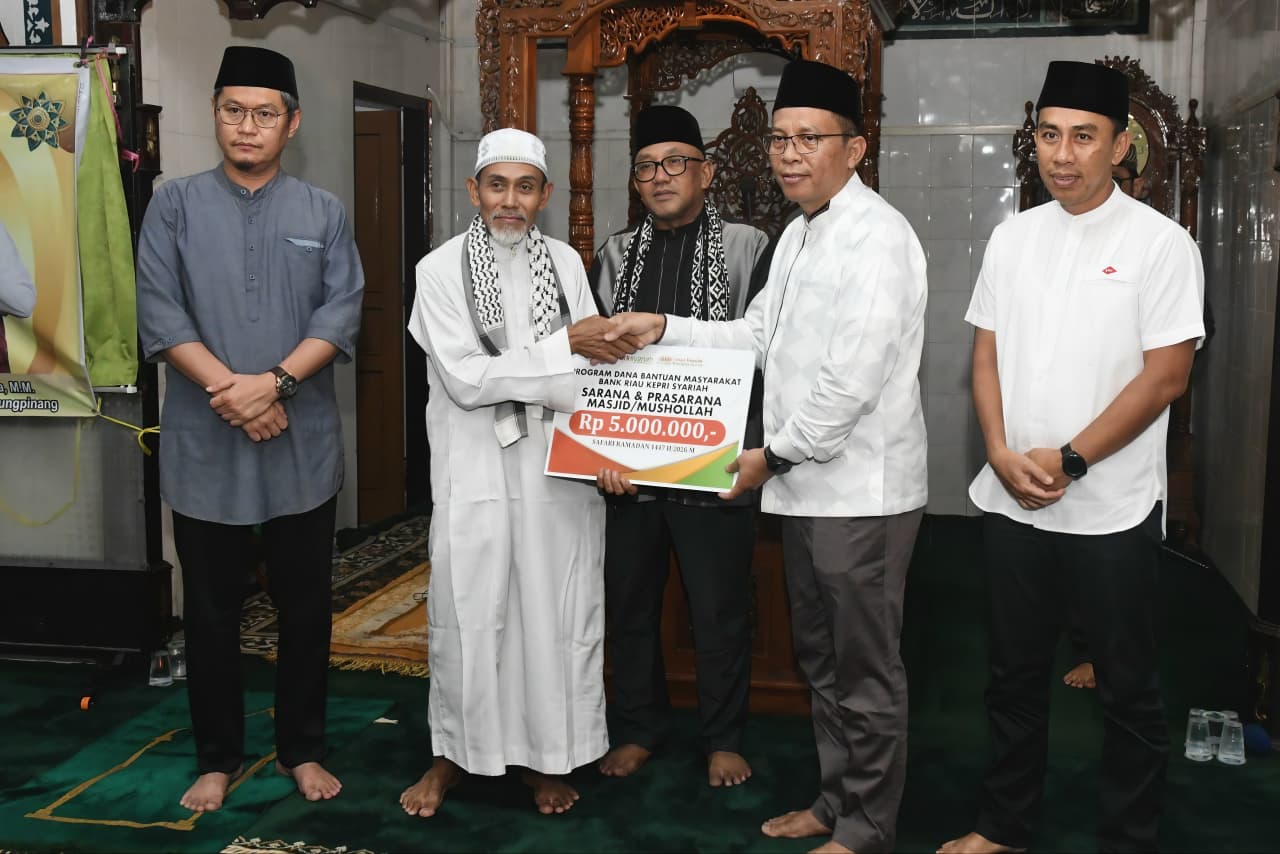 Plt. Direktur Utama BRK Syariah Helwin Yunus didampingi Branch Manager BRKS Tanjungpinang Tengku Umar, Baharudin kepada pengurus masjid, dengan disaksikan oleh Wali Kota Tanjungpinang Lis Darmansyah.
