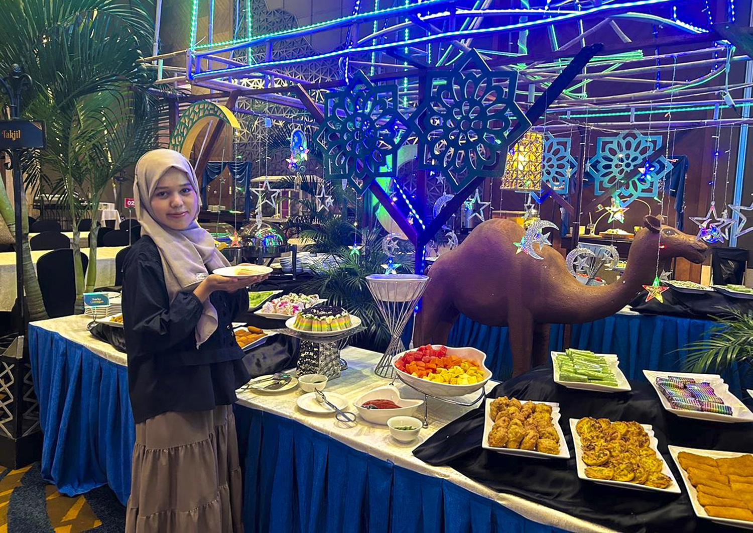 Warga saat akan menyiapkan sajian berbuka puasa dengan nuansa Timur Tengah yang dihadirkan oleh Swiss-Belinn SKA Pekanbaru dengan tema &ldquo;Mozaic Sparkling&rdquo;, Pekanbaru, Selasa (3/3/2026) ft: MHD AKHWAN/RIAUPOS