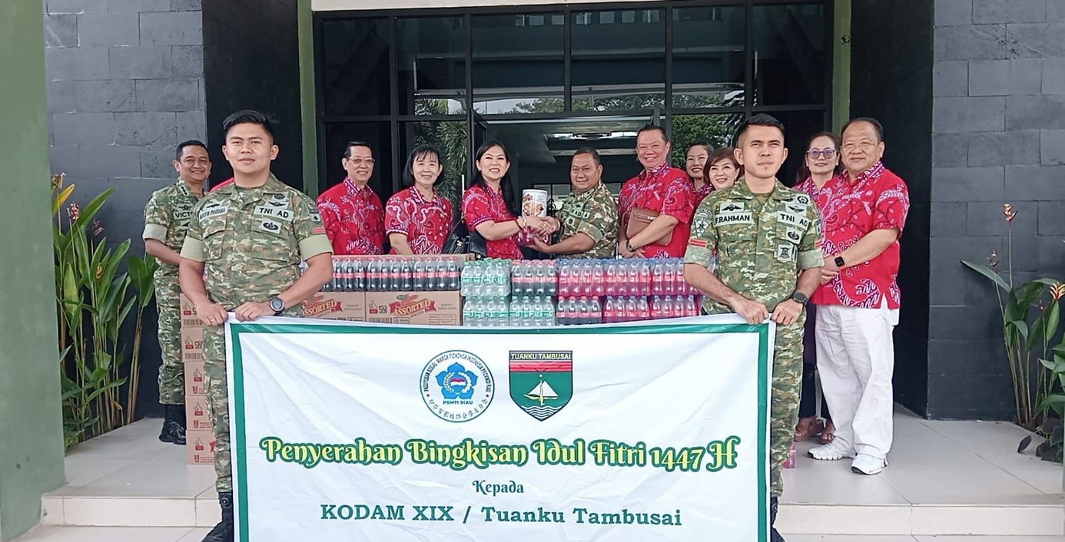 Ketua PSMTI Riau Lindawati (lima kiri) menyerahkan  bingkisan Idulfitri kepada Kasdam Kodam XIX/TT Brigjen TNI Rudi Hermawan SE MM ( tujuh kanan) di Pekanbaru, Rabu (4/3/2026).  