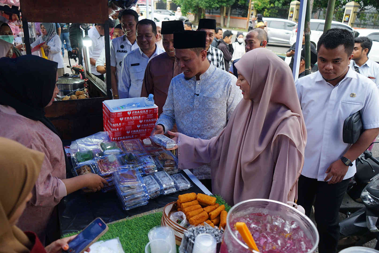 : Wali Kota Pekanbaru Agung Nugroho bersama BBPOM melakukan pengawasan makanan takjil dan berbelanja perbukaan di Pasar Ramadan Jalan WR Soepratman Pekanbaru, Rabu (4/3/2026).  