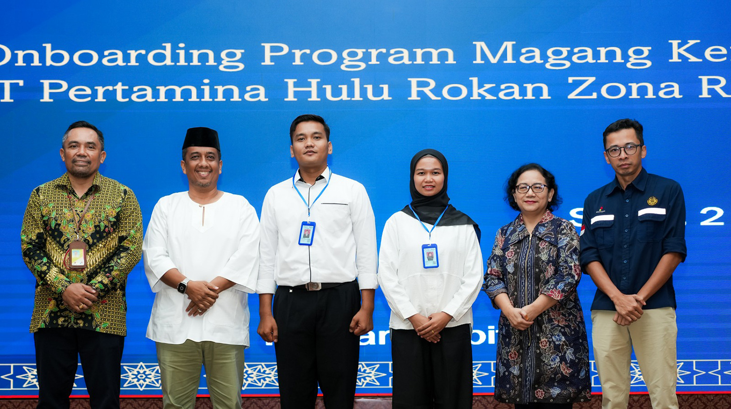  Pjs GM Zona Rokan I Gede Putu Ambara Guna (kiri), Kadisnakertrans Riau Roni Rakhmat (dua kiri) serta VP Human Capital PHR Sanon R A Sitanggang (dua kanan).