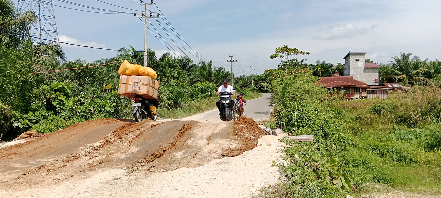Jembatan Sungai Sinambek yang semula ditutup, dibuka dan ditimbun warga dengan tanah agar pengendara bisa tetap melintasi ruas jalan lingkar itu, Rabu (4/3/2026).  