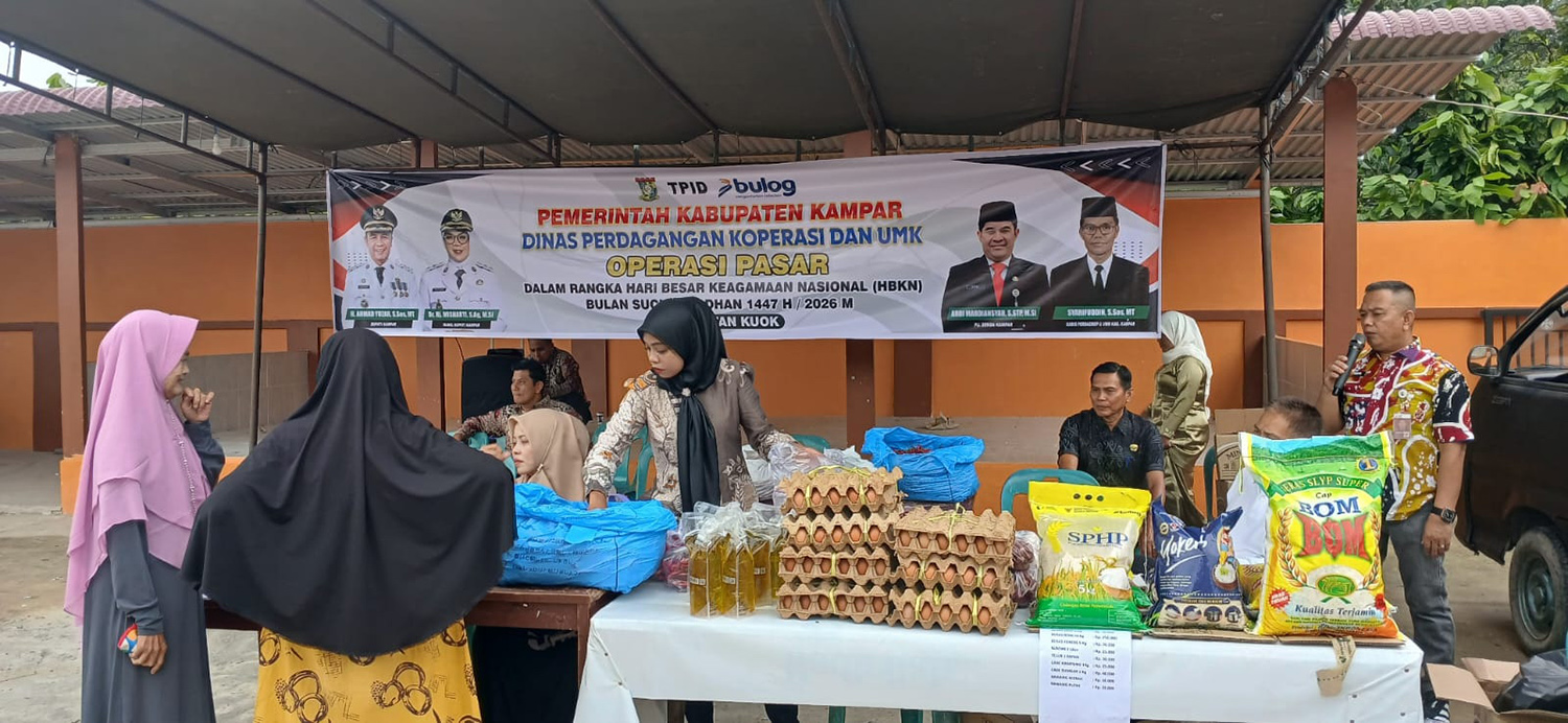 Dinas Perdagangan, Koperasi dan UMKM Kabupaten Kampar kembali menggelar operasi pasar di Desa Lereng, Kecamatan Kuok, Kabupaten Kampar, baru-baru ini. 