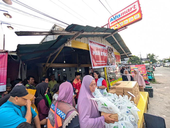 Warga antre saat pembagian berbuka puasa Alfamart di Meranti Pandak, Kamis (5/3/2026).