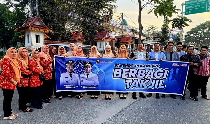 Bapenda Pekanbaru saat berbagi takjil sambil sosialisasi, ajak warga manfaatkan diskon PBB 70 persen.